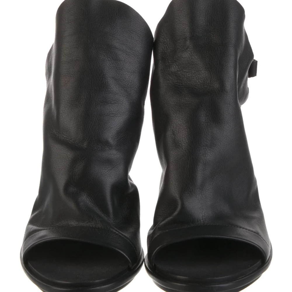 NWOT Balenciaga Leather sling back heels